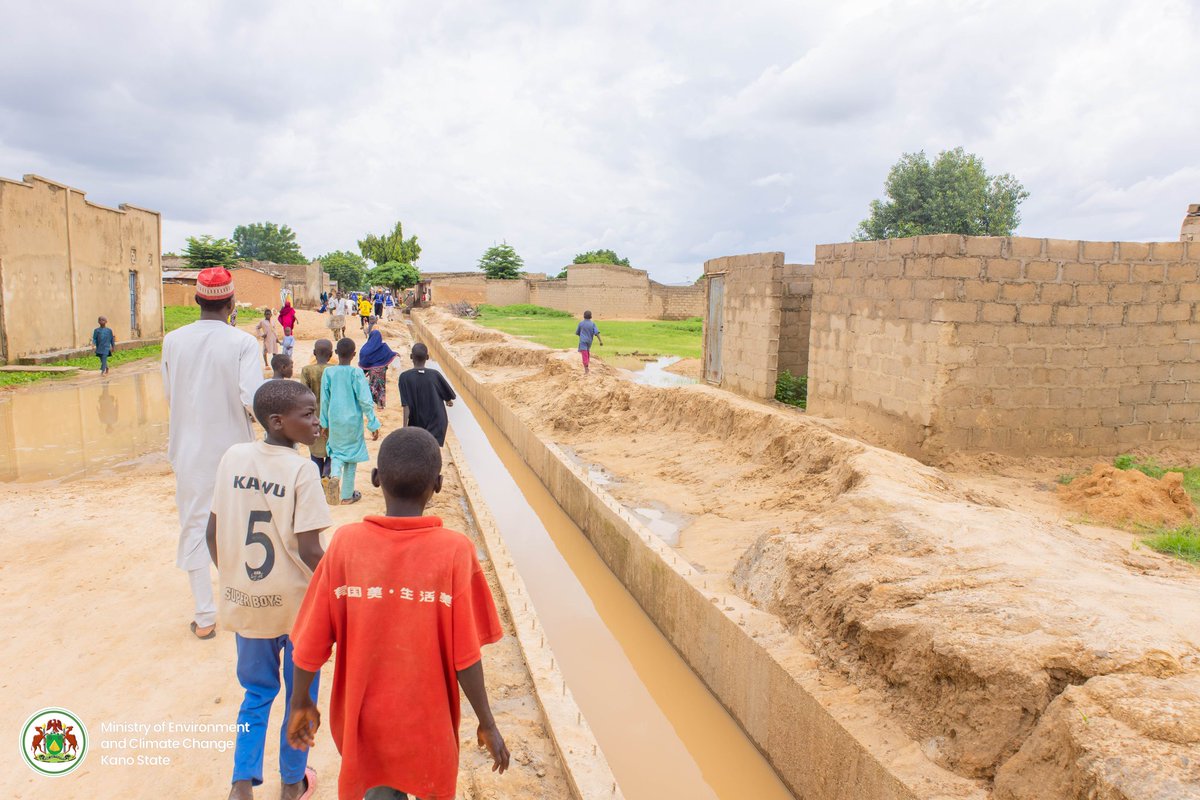 DahirMHashim's tweet image. Today I inspected the ongoing flood control drainage project at Toranke, Ajingi Local Government. For years, recurring floods have displaced hundreds of residents in this community, leaving behind difficult stories from those directly affected.
This project is part of the…