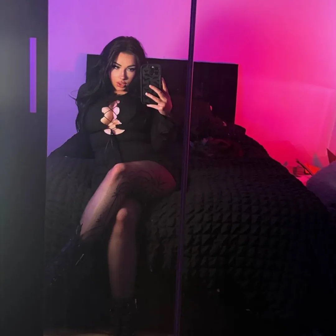 GoddessVault's tweet photo. Your beautiful goth goddess 

#worship #goth #domme #findom https://t.co/DPPo55XgPw