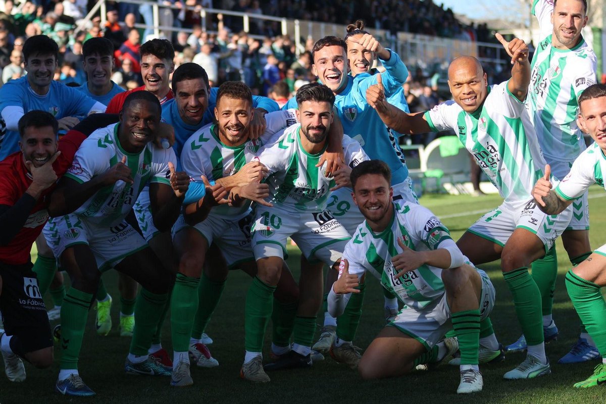 Hoy empiezo un nuevo formato y quiero hablar de el que para mí es el club semiprofesional que mejor está haciendo las cosas.

Ese no es otro que el <a href="/AntequeraCF/">Antequera C. F.</a>. Analizaré su situación institucional, sus fichajes y temporadas desde la temporada 2022/23 hasta ahora.

Dentro 🧵.