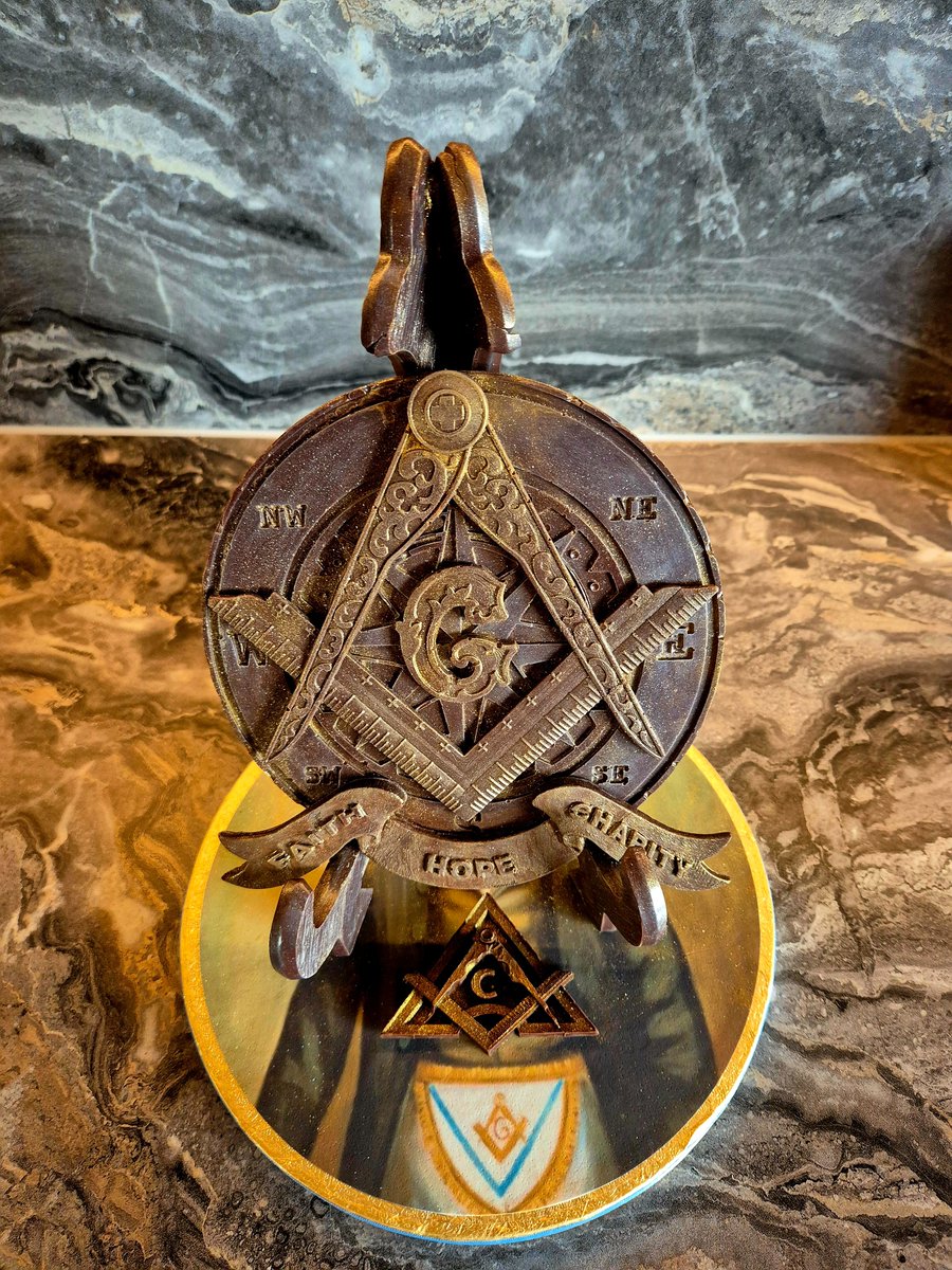 stephenbenn46's tweet image. Wee Chocolate Centrepiece stuck together...big thanks to Designed with a Twist for making the mould for me. Nice wee after dinner addition for some dainties @mark 😀