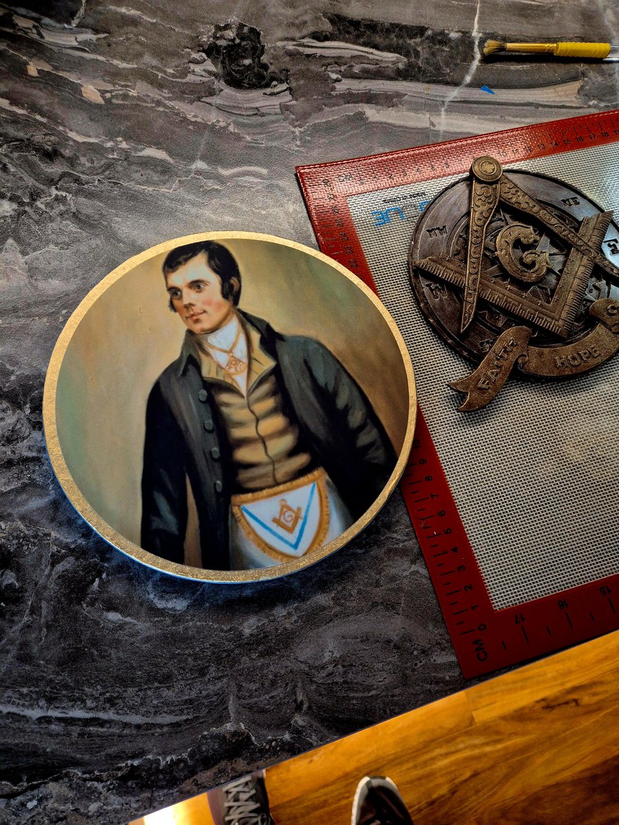 stephenbenn46's tweet image. Wee Chocolate Centrepiece stuck together...big thanks to Designed with a Twist for making the mould for me. Nice wee after dinner addition for some dainties @mark 😀