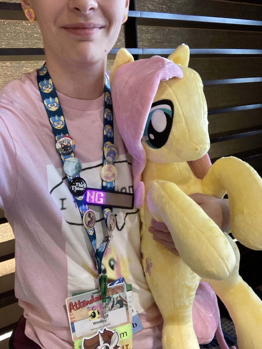 I had such a fun time at #efnw2025 and getting to meet <a href="/AndreaLibman/">𝔸𝕟𝕕𝕣𝕖𝕒 𝕃𝕚𝕓𝕞𝕒𝕟</a> was my favorite part!!! Thank you so much for signing my fluttershy comic