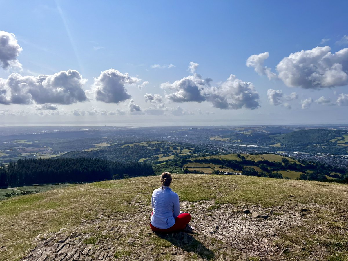 explwalestours's tweet photo. 📍Twmbarlwmis the first peak visible on the horizon when approaching from the Severn Bridge. 

The summit provides extensive views, including the Severn Estuary to the south and the Brecon Beacons to the north. In clear weather, the visibility extends across seven counties. https://t.co/yIQTJUn7yi