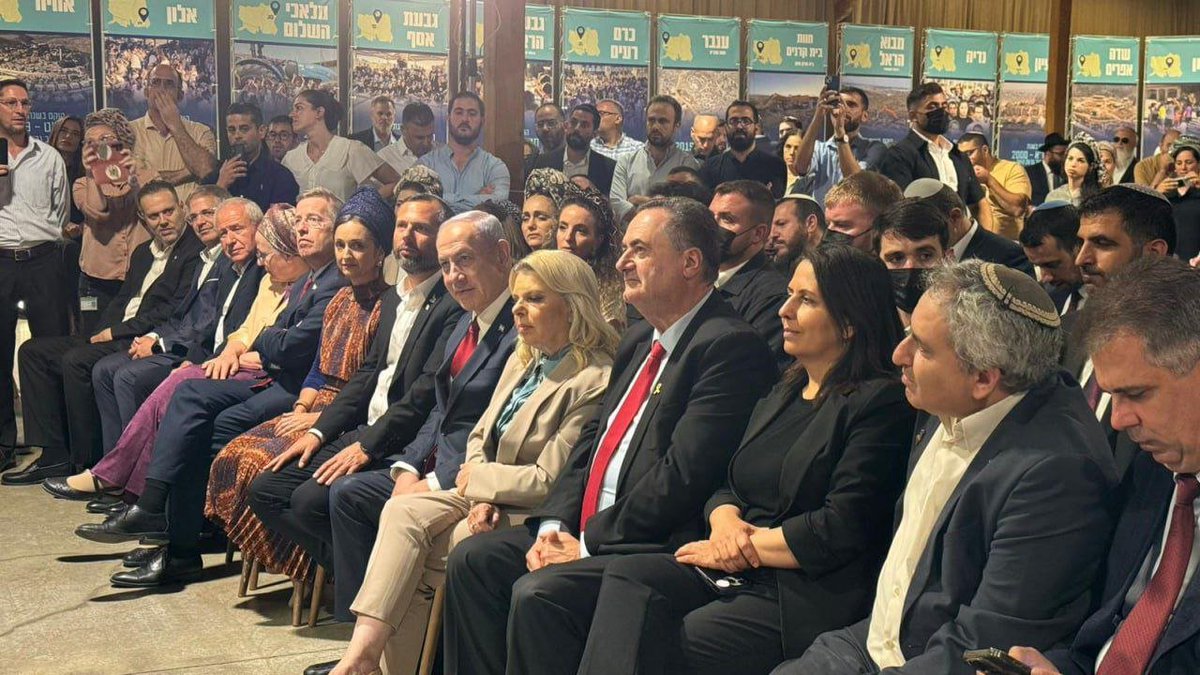 כמעט כולן למעט החזירה הראשית עם סמרטוט על הראש
