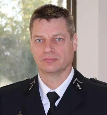 En ce mardi 26 août, je rends hommage à Harmony Comyn, veuve de l’adjudant Éric Comyn, tombé il y a un an lors d’un refus d’obtempérer, tué par un multirécidiviste.

Depuis, rien n’a changé. Les paroles d’Harmony résonnent toujours : « La France a tué mon mari. » Une justice trop