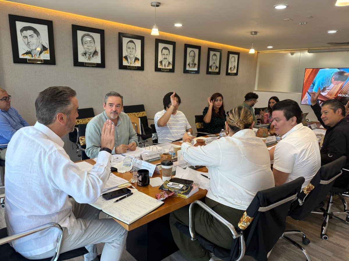 JLavalleMaury's tweet photo. En la Junta de Gobierno con el #INEFAAC reafirmamos nuestro compromiso con la transparencia y el trabajo en equipo, impulsando a las y los #artesanos que con su talento representan la identidad y grandeza de nuestro estado. #GobiernoDeTodos https://t.co/CCJtrBAU33