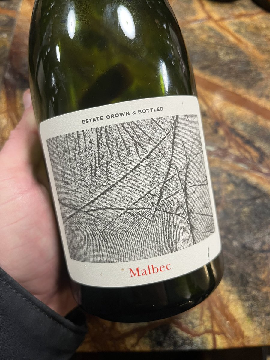 🍷Familia Miras Malbec 2019
Anoche en la degustación de vinos de patagonia me sorprendió la frescura de esta etiqueta de <a href="/BodegaMiras/">Bodega Miras</a> 
Un malbec jugoso, con algo de nervio, super bebible y con un toque de complejidad. 
La mano de <a href="/marcelomiras/">Marcelo Miras</a> 
Uno de los reyes del sur 👑