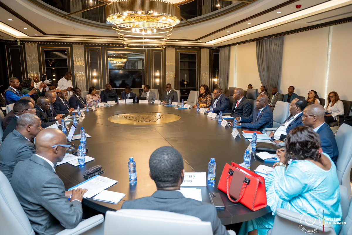 #RDC | Le ministre des Finances, Doudou Fwamba Likunde Li-Botayi, a présidé, ce mardi 26 août 2025, la réunion de la Troïka politique, en présence du vice-Premier ministre du Budget, des vice-ministres des Finances et du Budget, du premier vice-gouverneur de la Banque centrale du