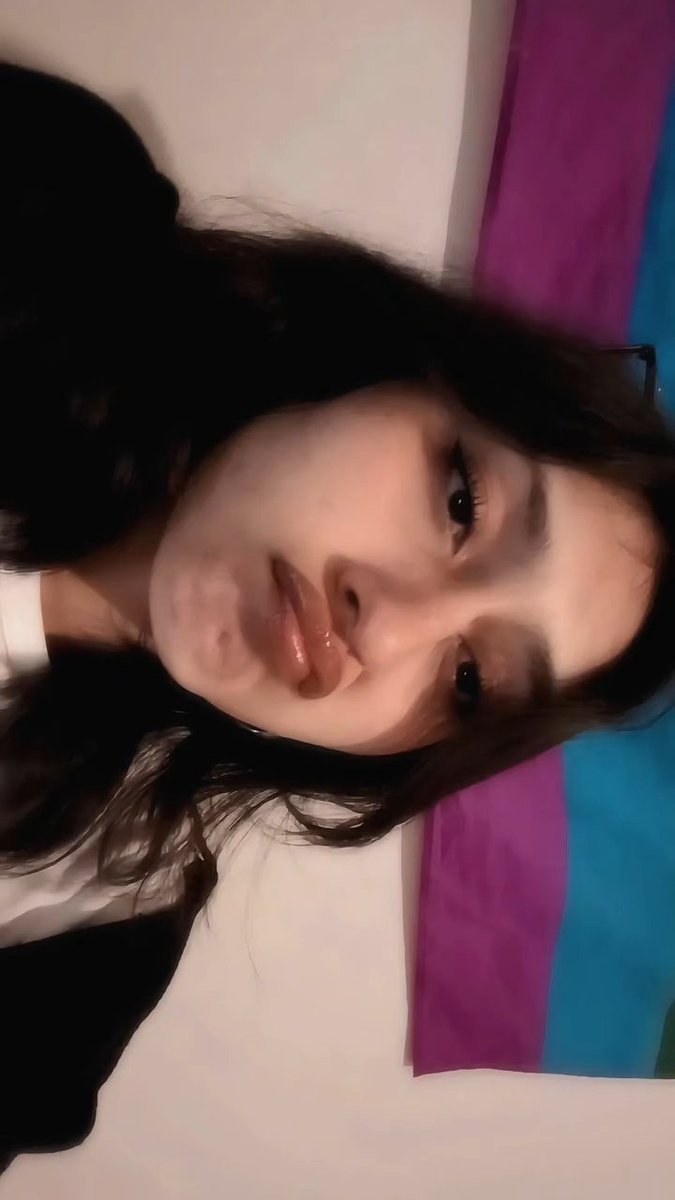 viciada em tirar foto com cara de cu