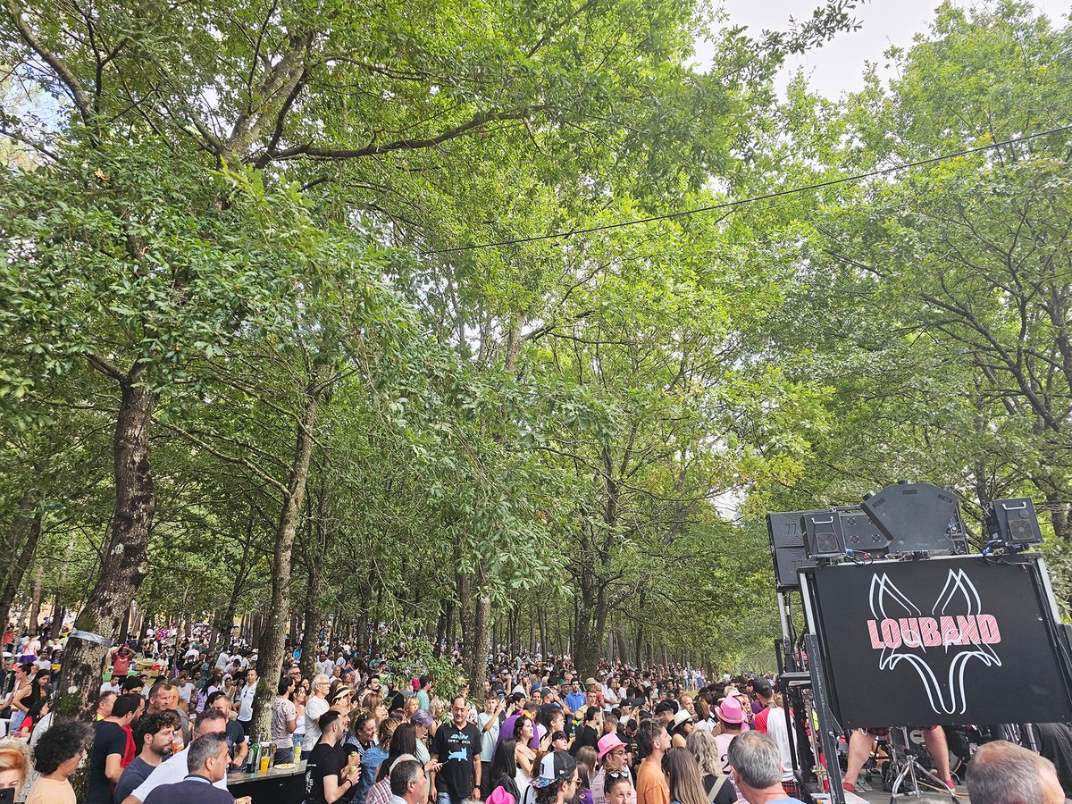 🎉 Empanada, pulpo, familias, amigos, bailes... Que ben o pasamos no Campo do San Lucas! O bo tempo deste festivo local e último día das festas animou a moitos chantadinos e visitantes a desfrutar da "Festa da Empanada". 

.
#FestasdeChantada2025 #FestadaEmpanada #Chantada