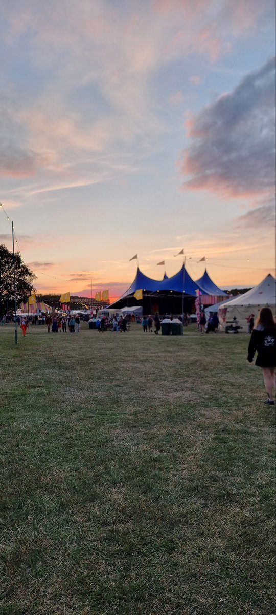 In a world that feels so divided and chaotic right now, the vibes at Shambala festival were immaculate and so soul healing! 🎉🧘

Feeling grateful for beautiful British weather, friends, boyfriend, furries (+ how happy everyone was to see us) ❤️