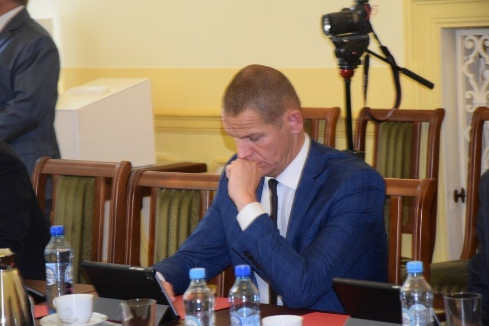 PIJANY RADNY SPOWODOWAŁ KOLIZJĘ W LĘBORKU! MIAŁ 2,5 PROMILA!

Marcin Brodalski, wiceprzewodniczący rady powiatu lęborskiego z PiS, prowadził samochód mając ponad 2,5 promila alkoholu.

Spowodował kolizję i został zatrzymany przez policję.

Samorządowiec złożył rezygnację z
