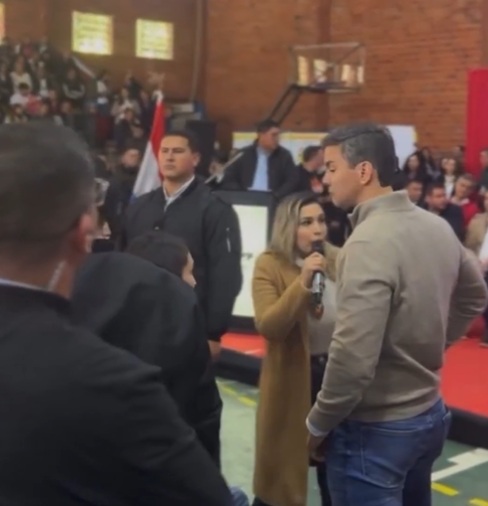 Se equivoca el presidente Peña si cree que haciéndose el intolerante a las críticas, la gente va a creer que tiene independencia y vuelo propio.

No solo trata despectivamente a una representante de los vecinos de Luque, sino que le acusa de hacer "proselitismo". ¡Justamente él!