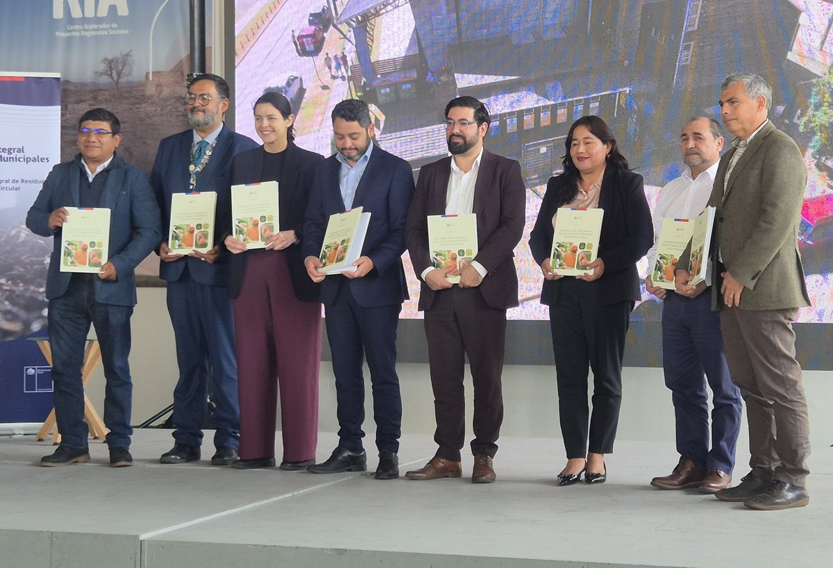 Seremi Osvaldo Ardiles participó en el lanzamiento de la Estrategia Nacional para la gestión integral de residuos sólidos municipales encabezada por los subsecretarios <a href="/laSubdere/">Subdere</a> Francisca Perales y <a href="/MMAChile/">Ministerio del Medio Ambiente</a> Maximiliano Proaño y gobernador José M. Carvajal #Iquique #Tarapacá