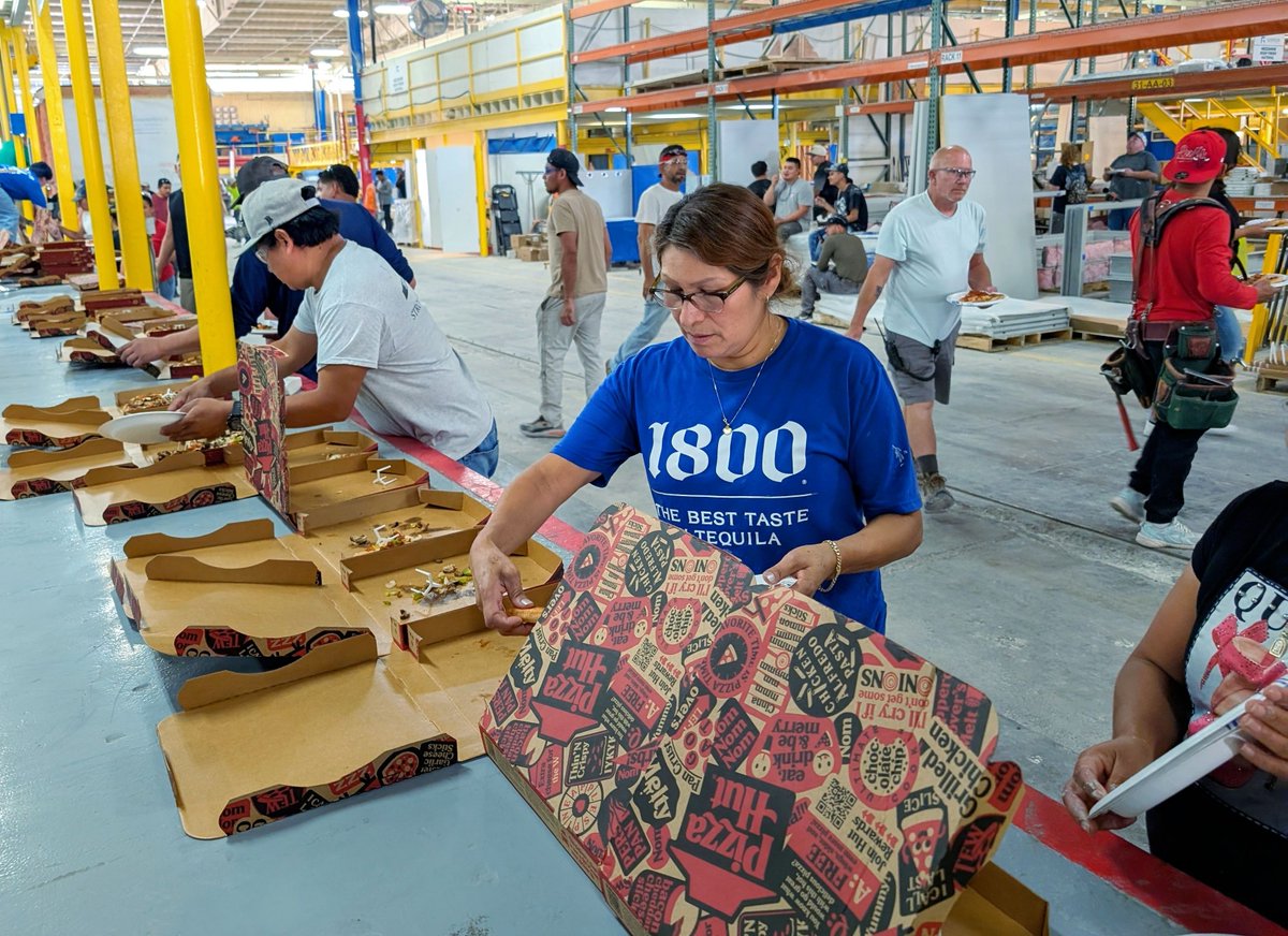 GuerdonModular's tweet image. Our crew has been putting in serious effort on the factory floor, so we ordered pizza as a little fuel-up! 🍕 Precision is everything here… the pizza delivery didn’t get the memo. Better late than never — always grateful for our team’s big efforts! 💪
