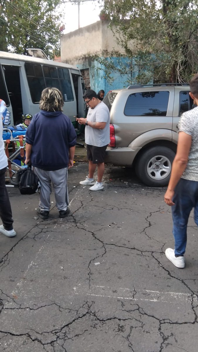 CronicasLDN's tweet image. La mañana de este martes se registró un fuerte #accidente en donde se ve involucrado un #microbús de la línea 18 y una #camioneta particular en el cruce de la calle gianchino rossini y Adelina pachín, col. Ex Hipódromo de #Peralvillo.