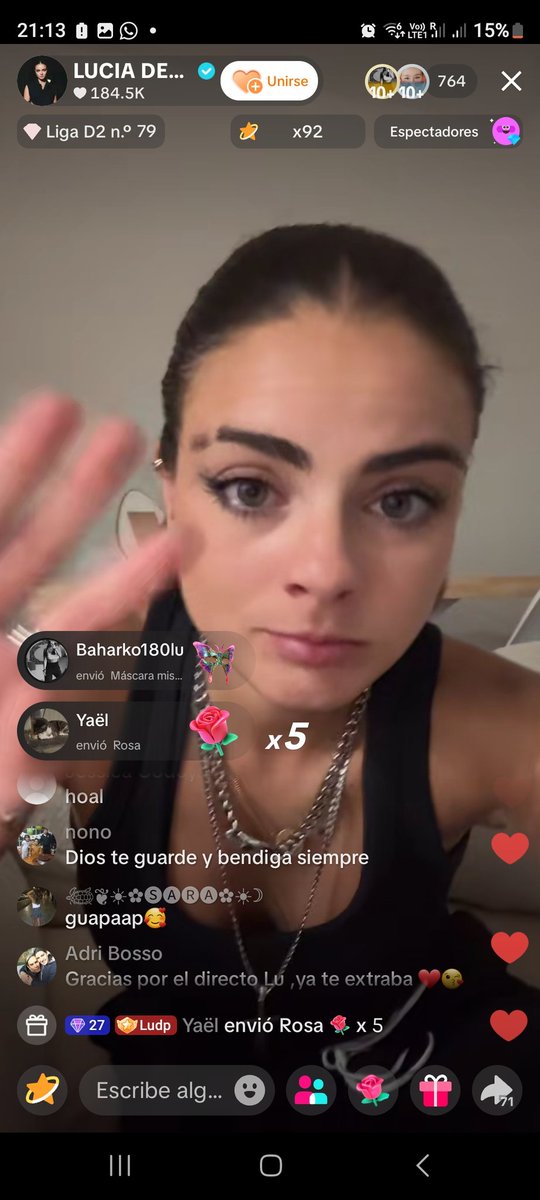 RESUMEN LIVE 26/8 
-Esta en casa y en duo con Marina (se quedó poco porque no se la oía)
-Esta cansada 
-Se coloca la lente
-Lee un libro 📚
-Escucha música de  🎹  
-Lo siento, pero la note triste 😥
-Cuando corto y nos dijo os quiero, los ojos se llenaron de lágrimas 🥺 
I🖤LU
