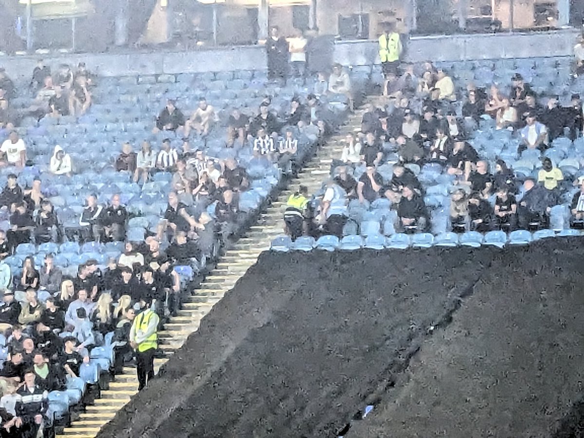 PhilLUFC's tweet image. 2, the number of Wednesday stewards needed to intimidate a kid into giving a ball back #LUFC