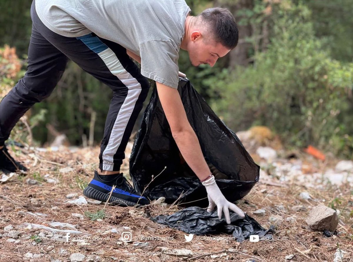 MirelaKumbaro's tweet photo. Dita Botërore e Maleve të Pastra ⛰️🌱 i gjeti skuadrat e Agjencisë Kombëtare të  Zonave të Mbrojtura në terren 🚮 me punë konkrete, për një mjedis më të pastër dhe komunitete të ndërgjegjësuara, bashkë me qytetarë e vullnetarë që iu bashkuan nismës "Male të Pastra" https://t.co/Q0dRrK8mjA