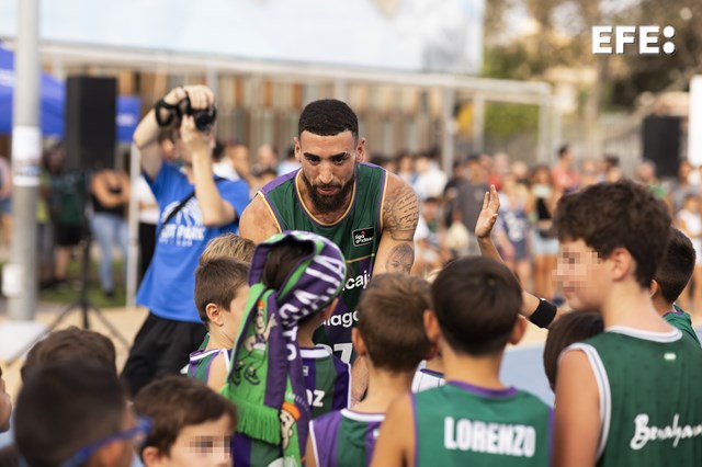 🏀Chris Duarte, nueva estrella de Unicaja: "Tenía oportunidad en la NBA y decidí rechazarla" 

🇩🇴 El internacional con la República Dominicana apareció vestido de corto, luciendo el número 27 en la nueva equipación verde y morada. 

#LigaEndesa