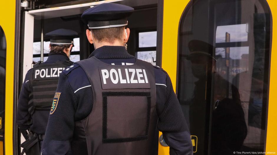 В Дрездене задержан молодой сириец, подозреваемый в ножевой атаке. В совместном пресс-релизе прокуратуры и полиции Дрездена указывается, что 21-летний молодой человек помещен в следственный изолятор. У правоохранителей есть основания полагать, что он нанес 20-летнему гражданину