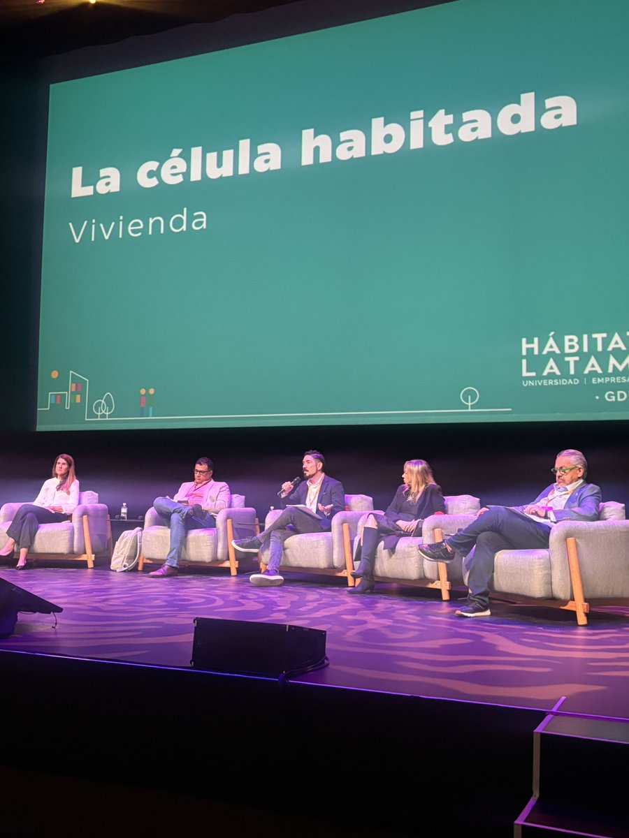 En los 90 Guadalajara tenía 1 millón 600 mil habitantes. En los últimos lustros perdimos 250 mil personas. Unos 8 mil por año. “Nos estamos despoblando”, dice <a href="/marasiro/">Mario Ramón Silva Rodríguez</a> en congreso #CiudadesqueSienten de <a href="/HabitatLatamGDL/">Hábitat Latam GDL</a>. El funcionario comentó los ejes del plan de vivienda local