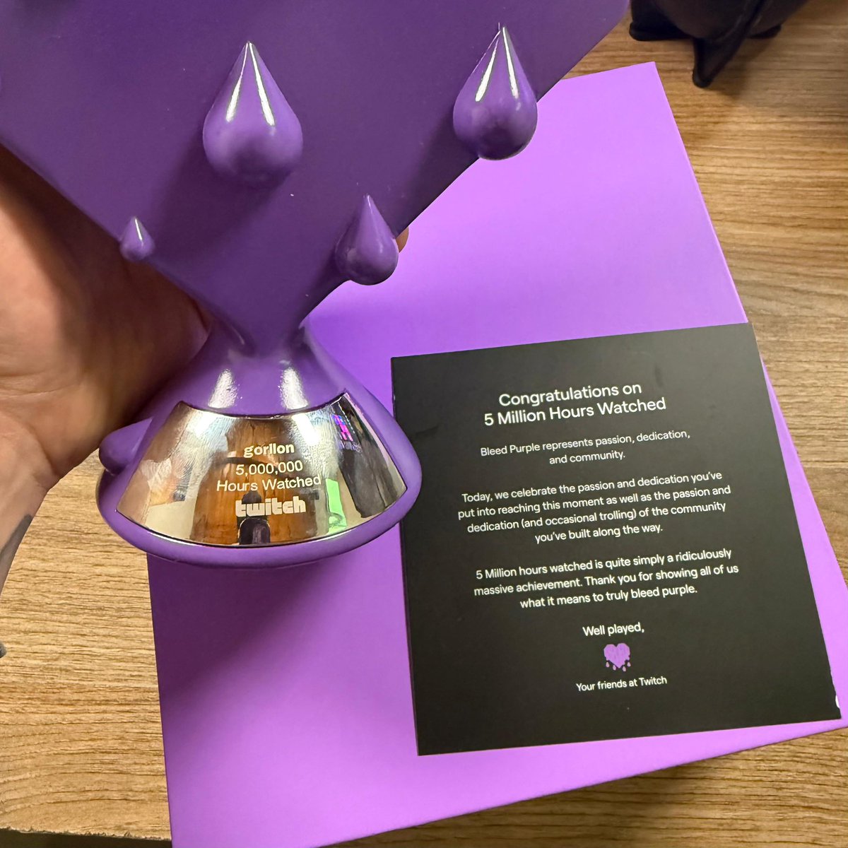 Hace más de 6 años arranqué por diversión y sin saber qué iba a pasar. Hoy me llegó este regalo de Twitch, mas allá de los números que son lo de menos me hizo pensar en que el Gori de 16 años estaría muy feliz de ver hasta donde llegó.

Esto es gracias a ustedes, los amo. 🦍❤️