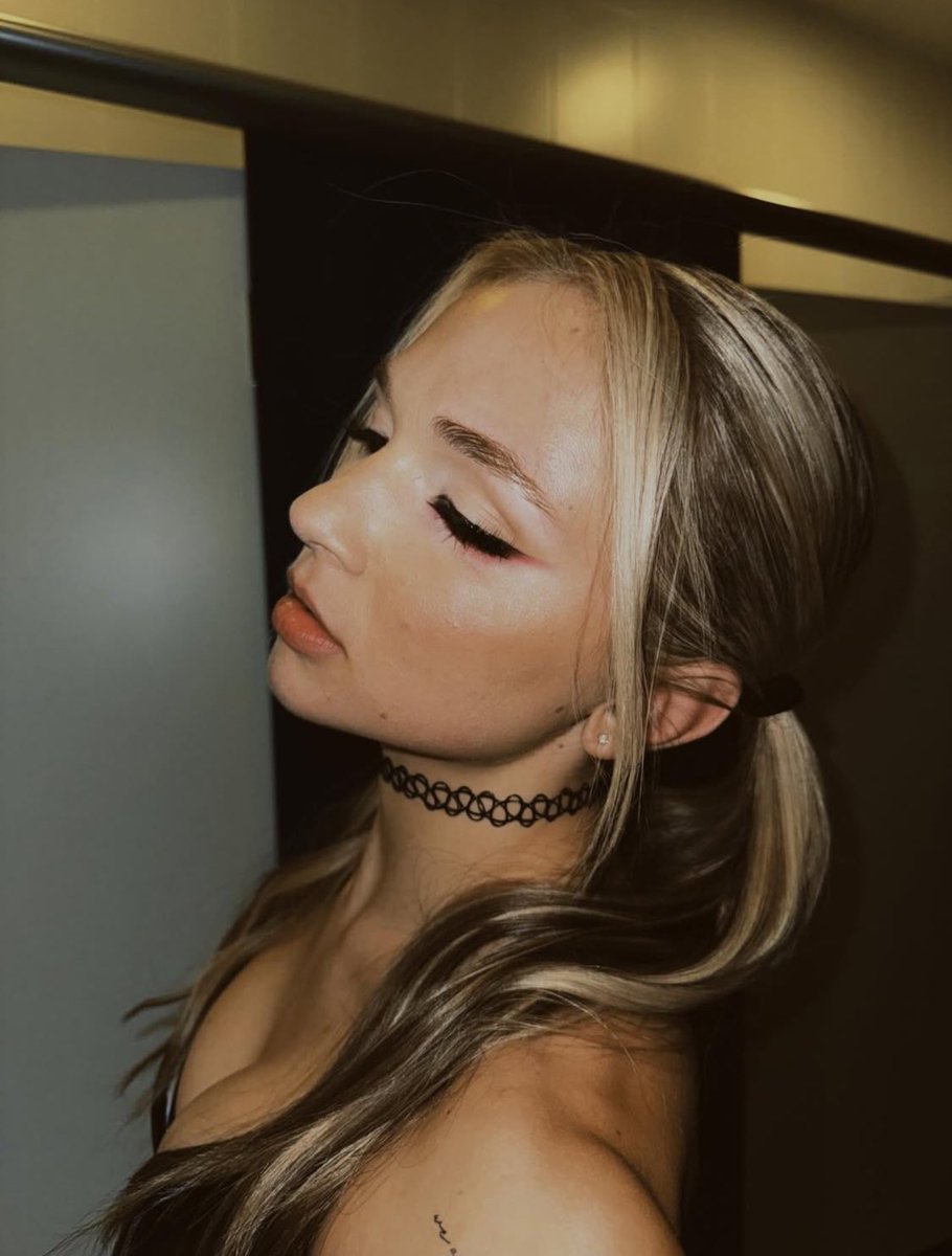 I’m not a dumb blonde. 𒀭 NOT @TheJuliaHart. tweet media