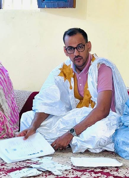 قام النائب زين العابدين المنير الطلبه بزيارة لعدد من الأسر في نواكشوط الشمالية، حيث أشرف على توزيع ألف بطاقة تأمين صحي ضمن برنامج “كناس”، في خطوة تهدف إلى توسيع مظلة الحماية الاجتماعية وتعزيز ولوج المواطنين البسطاء إلى الخدمات الصحية الأساسية