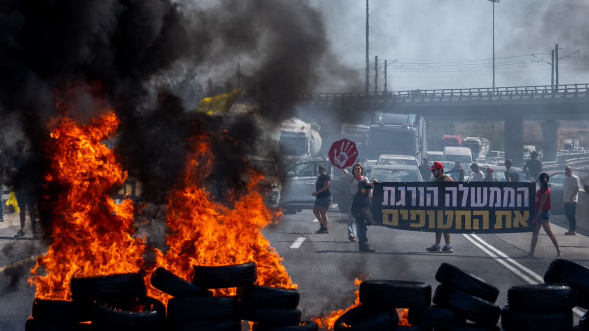 İsrail sokakları alev alev!
Rehinelerin evlerine dönmesi ve Gazze savaşının bitirilmesi için İsrailliler yolları kapattı...