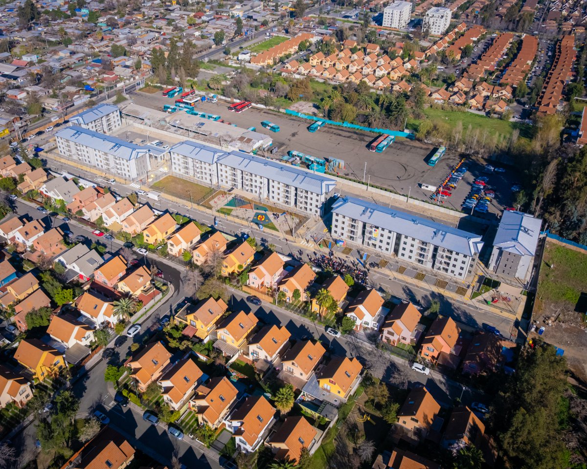 Estamos muy felices por nuestras vecinas y vecinos de Campo Lindo, quienes hoy recibieron las llaves de su nuevo hogar 🏡
Este proyecto habitacional contempla 144 viviendas sociales de alto estándar, con una vista privilegiada hacia nuestra hermosa Cordillera.
Celebramos junto a