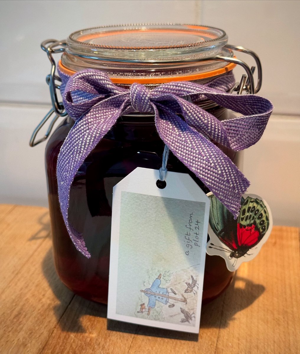 tjd19's tweet image. a very dear friend gave me one of her prized jars of Edwards pickles from Northern Ireland, so I felt I must repay the pickle generosity with some #plot24 pickled beetroot 👍🫜😊