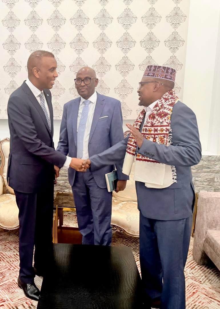 Suldaan Waber oo kula kulmay magaalada Muqdisho Ra’isul wasaaraha Jamhuuriyada Soomaaliyeed Hamza Abdi Barre. 

#somalia