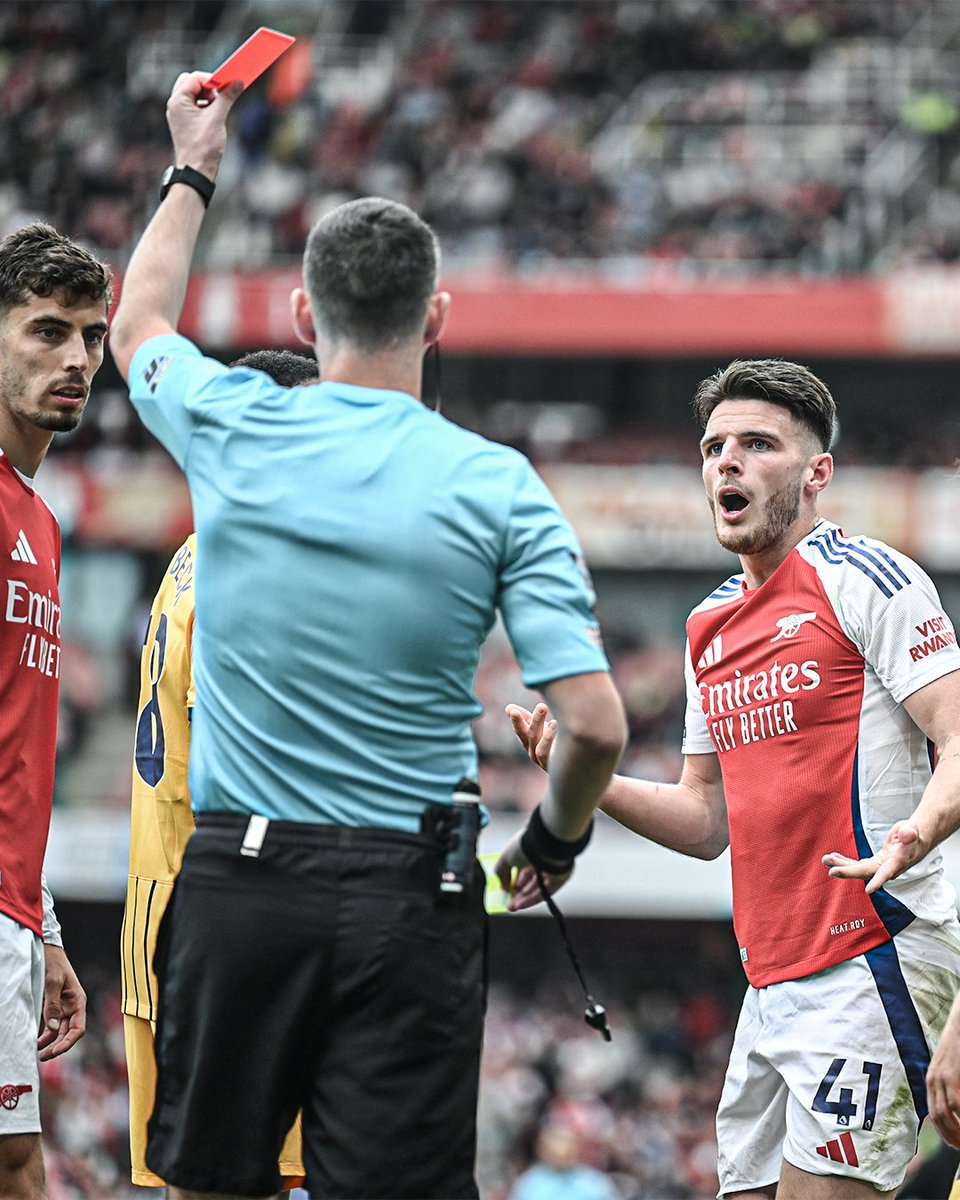 🚨 Referee Chris Kavanagh is appointed for Liverpool vs Arsenal. Here’s his record:

Arsenal: 23 matches  11W, 7L, 5D
Liverpool: 21 matches  15W, 2L, 4D

Fun fact: He’s the first ever referee to give a red card for kicking the ball – Declan Rice vs Brighton 👀