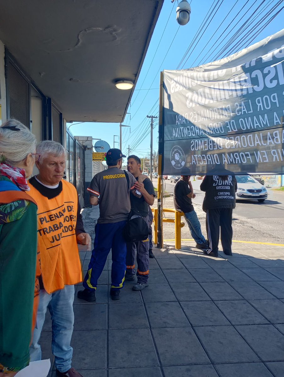 El Plenario de Trabajadores Jubilados hoy acompañando al SUTNA en fábrica Pirelli contra las importaciones qué liquidan  los puestos de trabajo y acrecientan los despidos
A su vez el Sutna apoyando a los jubilados con el Millón de Firmas 
#FueraMilei