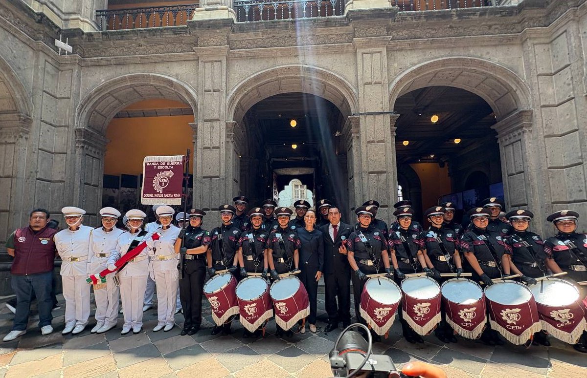 Con orgullo, estudiantes de los planteles Tlalnepantla I y Cuautitlán asistieron a la ceremonia del 1er ciclo escolar del #BachilleratoNacional

Un proyecto que abre 38 mil nuevos lugares en #EMS, sembrando justicia social e inclusión para la juventud de México.

#ElPoderDeServir
