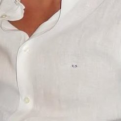 falamos muito pouco sobre as iniciais costuradas nas camisas dele, acho o apogeu do old money