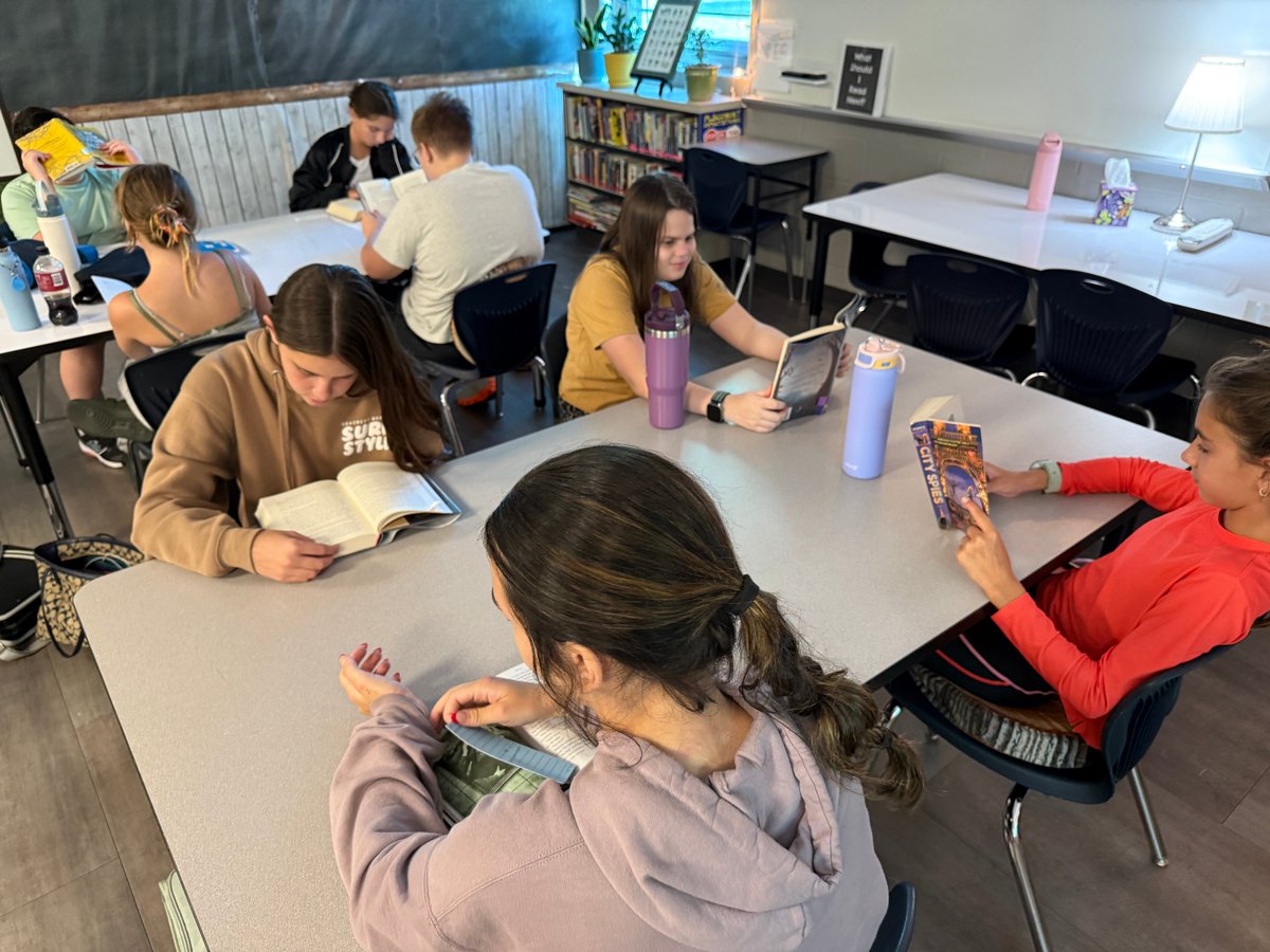 dmsbluejays's tweet photo. 7th-grade ELA classes are off to a great start! Students have visited the library and are diving into new free-reading books #DMSLeads #DestinationDMS https://t.co/w1N4bZmxz5
