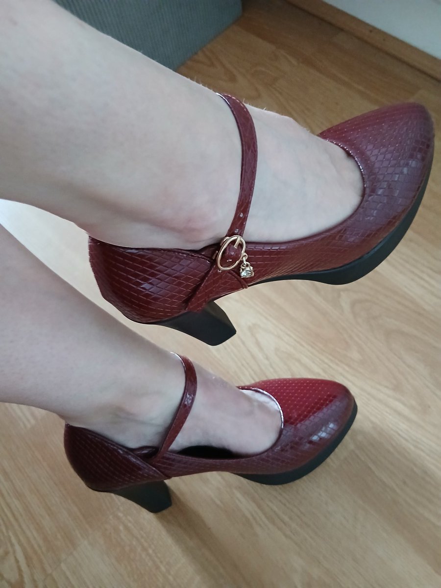 RoxyFire10's tweet image. Oh I don't know. Red or black?

#feet #foot #smallfeet #sexy #milf #heels
