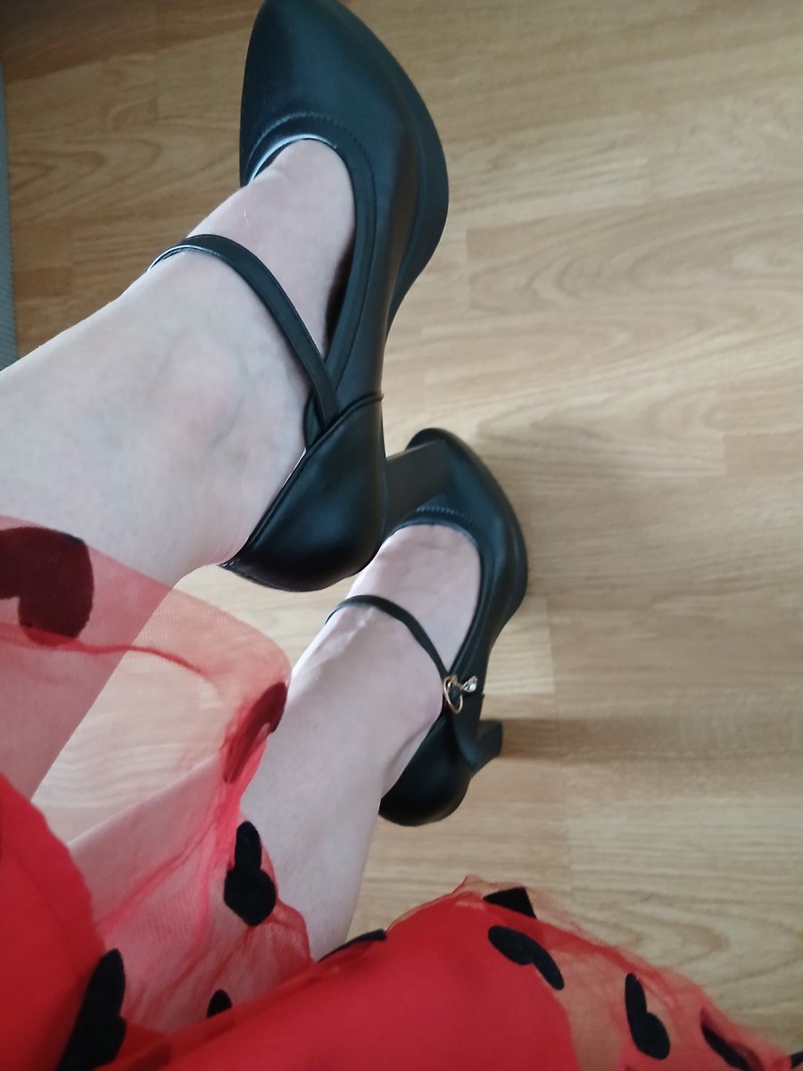 RoxyFire10's tweet image. Oh I don't know. Red or black?

#feet #foot #smallfeet #sexy #milf #heels