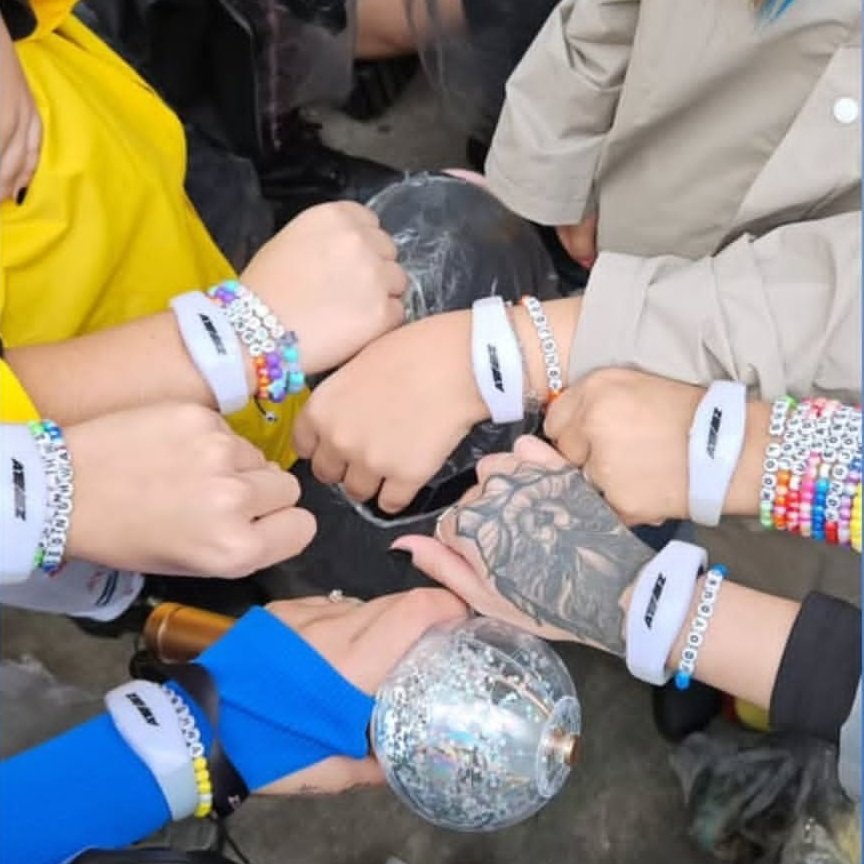 2 anos que eu vi o ateez 😭😭😭 e tá chovendo em sp igual no dia do show 😭😭😭😭