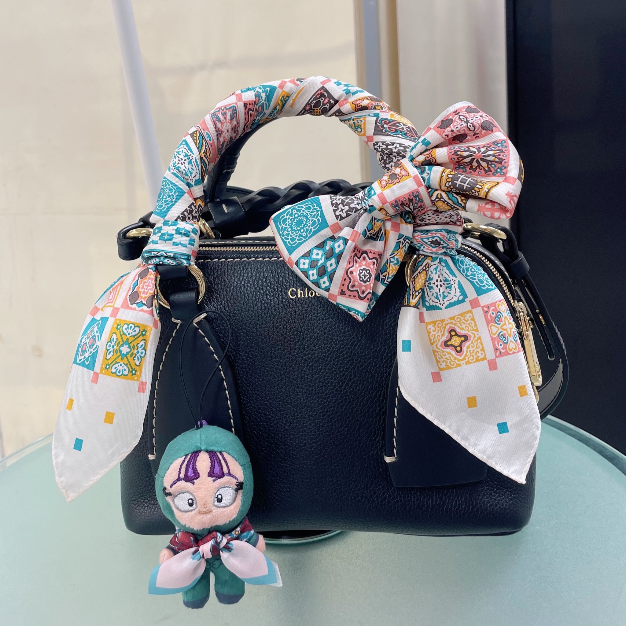 YOSHIKI 青いバラ ダイヤモンド柄　スカーフ。新品未使用。 YOSHIKI 青いバラ ダイヤモンド柄 スカーフ。新品未使用