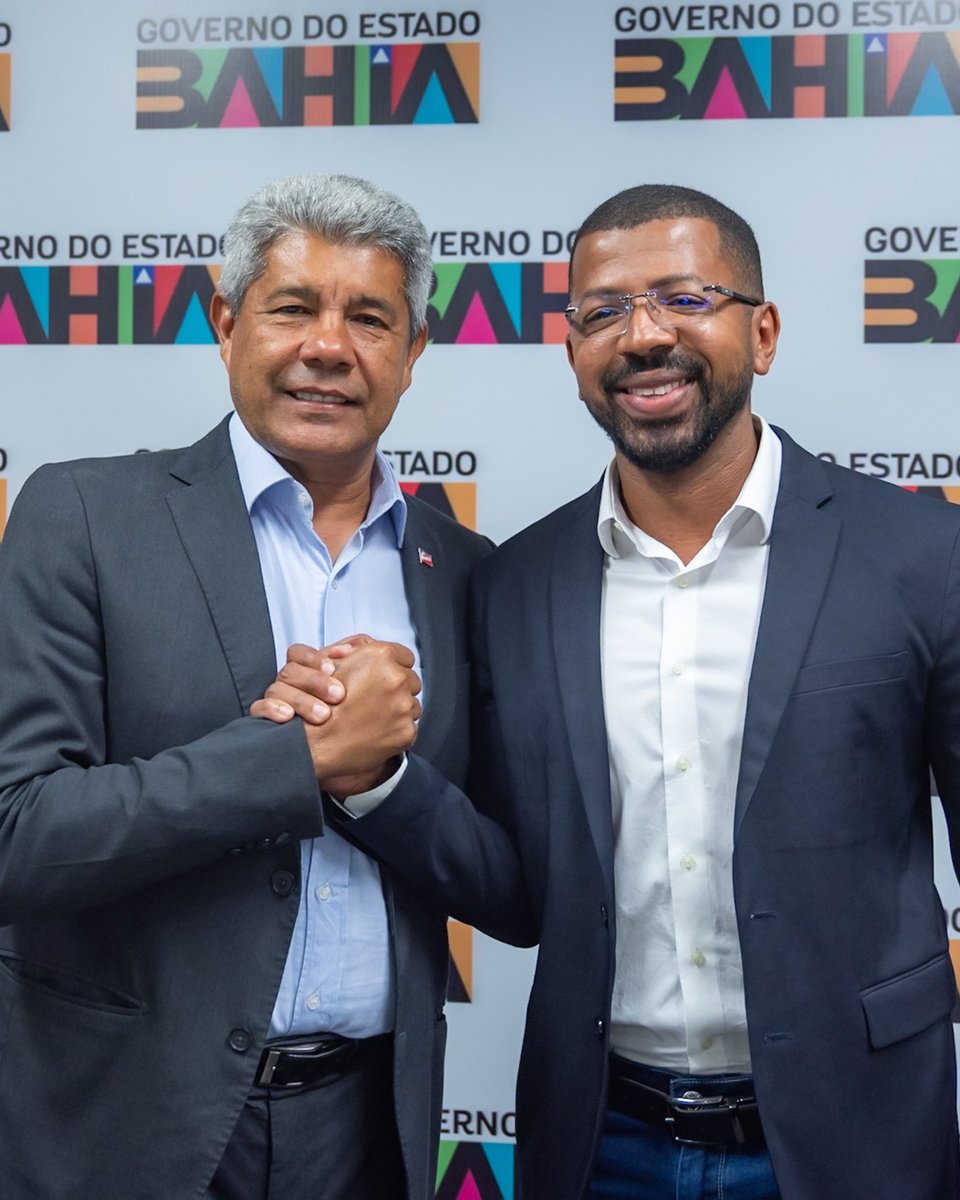 Jeronimoba13's tweet photo. Estive reunido com o prefeito de #Candeias, Eriton Ramos, ao lado de lideranças locais e da minha equipe, para ouvir de perto as demandas do município. Também entregamos uma ambulância e um veículo para TFD, reforçando o cuidado com a saúde da população.
Seguimos juntos, trabalhando com atenção e compromisso para transformar a vida do povo de Candeias e de toda a Bahia.
#GovernadorJerônimo