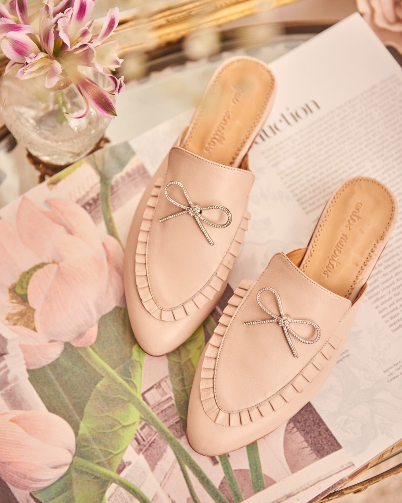 AntesMuertas's tweet photo. RIBBONS FAVES 🎀​💎 Remes, botas, sneakers... todos con moños. Nuestros diseños más lindos te esperan con 2x1 en https://t.co/pK0w3hReNZ⁠
⁠
#AntesMuertas #FW25 #Storyteller #DetailsMatter #RibbonPearls #ChicAndGlam #RomanticGirls https://t.co/wejKa24Hoy