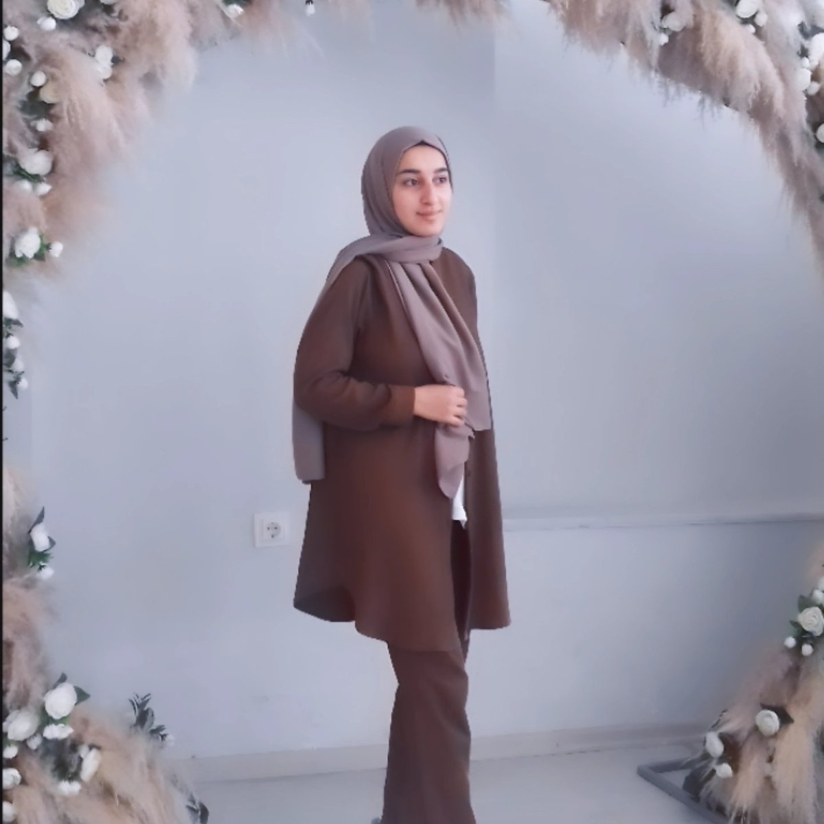 Rojin Daha yeni başlıyor diyeceğimiz yaşta, umutlarla dolu genç bir hayat aniden söndü. O gülüşü, o hayalleri şimdi toprağın altında Geride kalanlar ise tarifsiz bir acı ve koca bir boşlukla Kim ne derse desin, adaletin sesi susmadı, susmayacak. 
#VYYRektörüRojineHesapVer