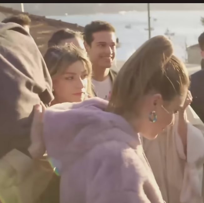 O kadar şeyin üstüne dizi final oluyor diye bile üzülen Doğa Lara… Arkadaşlarıyla güzel set anıları biriktireceği yerde seti ona zehir edenin amk