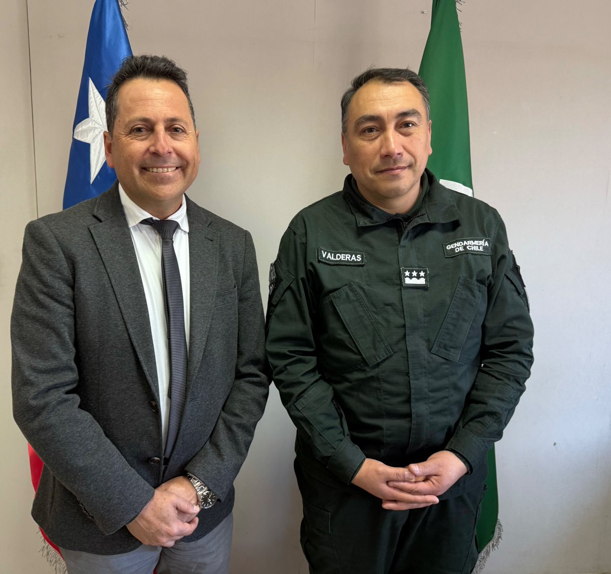 🟢 Saludos protocolares. Delegado Presidencial de la Región de Atacama, Rodrigo Illanes Naranjo entrega sus saludos al nuevo Director Regional Coronel Daniel Valderas Burdiles, oportunidad en que abordaron los desafíos que enfrenta la región. 
#SomosReinserciónySeguridadPública