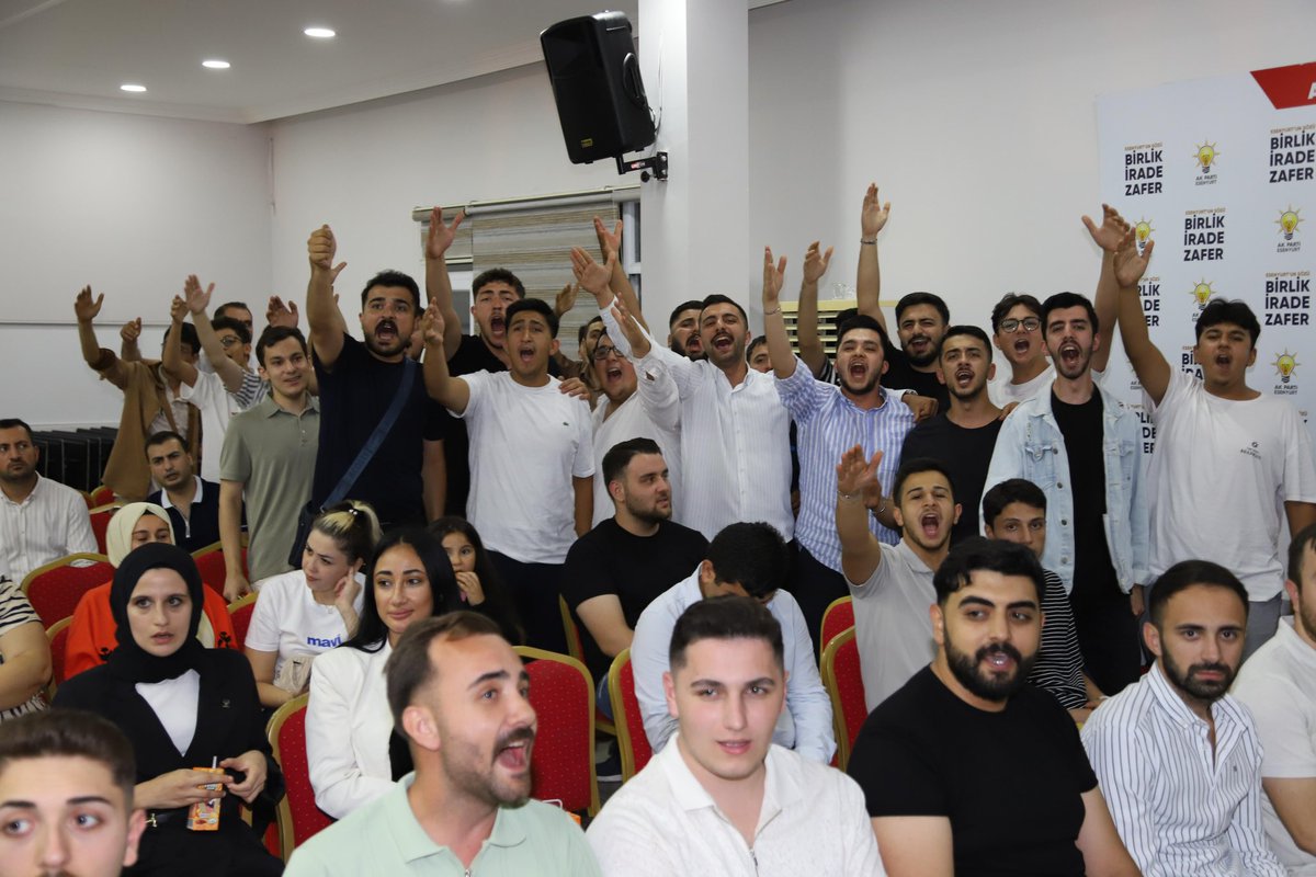 Davamızın istişare ve kardeşlik ruhunu yansıtan Danışma Meclisimizi gerçekleştirdik.

Katılımlarından dolayı sorumlu milletvekilimiz Sayın Seyithan İzsiz ve sorumlu il yönetim kurulu üyemiz Sayın İlker Gürbüz'e yürekten teşekkür ediyorum.

Esenyurt teşkilatı olarak; mahalle