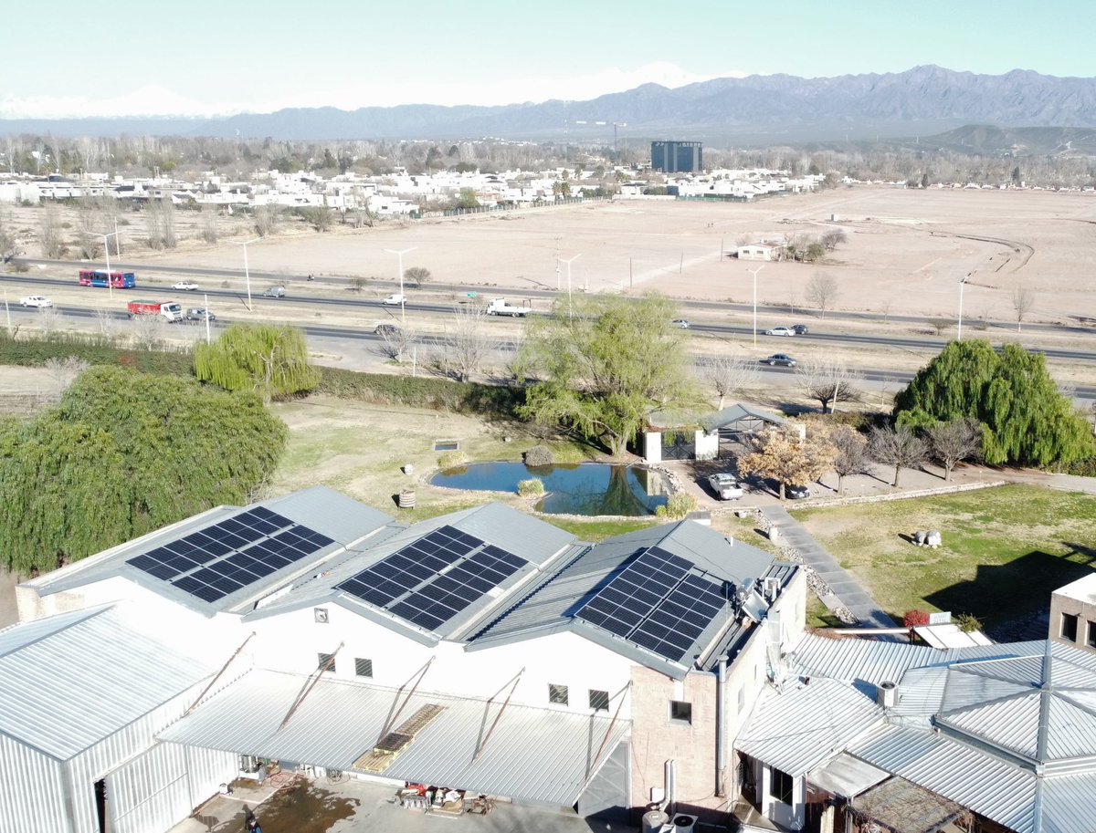 nicoogior's tweet image. Finalizando nueva obra que muchos de ustedes verán por Acceso Sur en Mendoza 

Gracias Bodega Tierras Altas 🍷⚡️🔆

Antes el sol
@SolheSolar