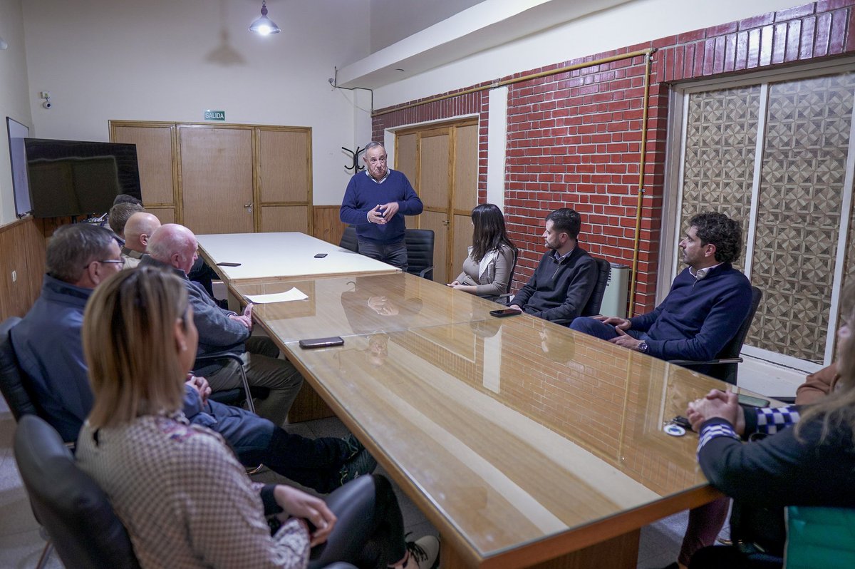 Fuerte inversión en zonas productivas.
Fibra óptica en Monte Comán.
En San Rafael estamos renovando 130 km de rutas estratégicas que fortalecen la conectividad del Sur de Mendoza. Junto a <a href="/LeoYapurMza/">Leonardo Yapur</a> <a href="/FranMondotte/">Fran Mondotte</a> y <a href="/romi_giraudo/">Romi Giraudo</a> recorrimos los avances en la Ruta 171 (Monte